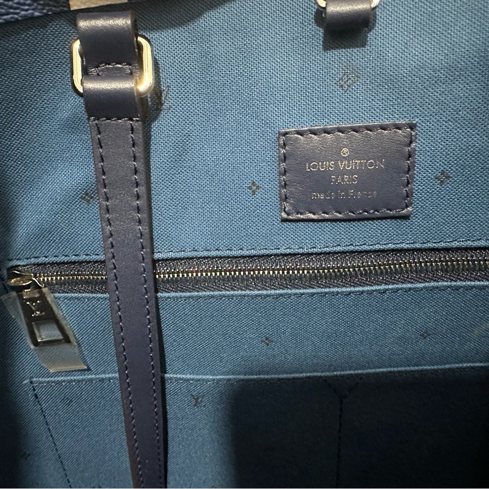 Louis Vuitton OntheGo Tote. Size GM. Purchased Aug 2020. Excellent condition. - Picture 3 of 6